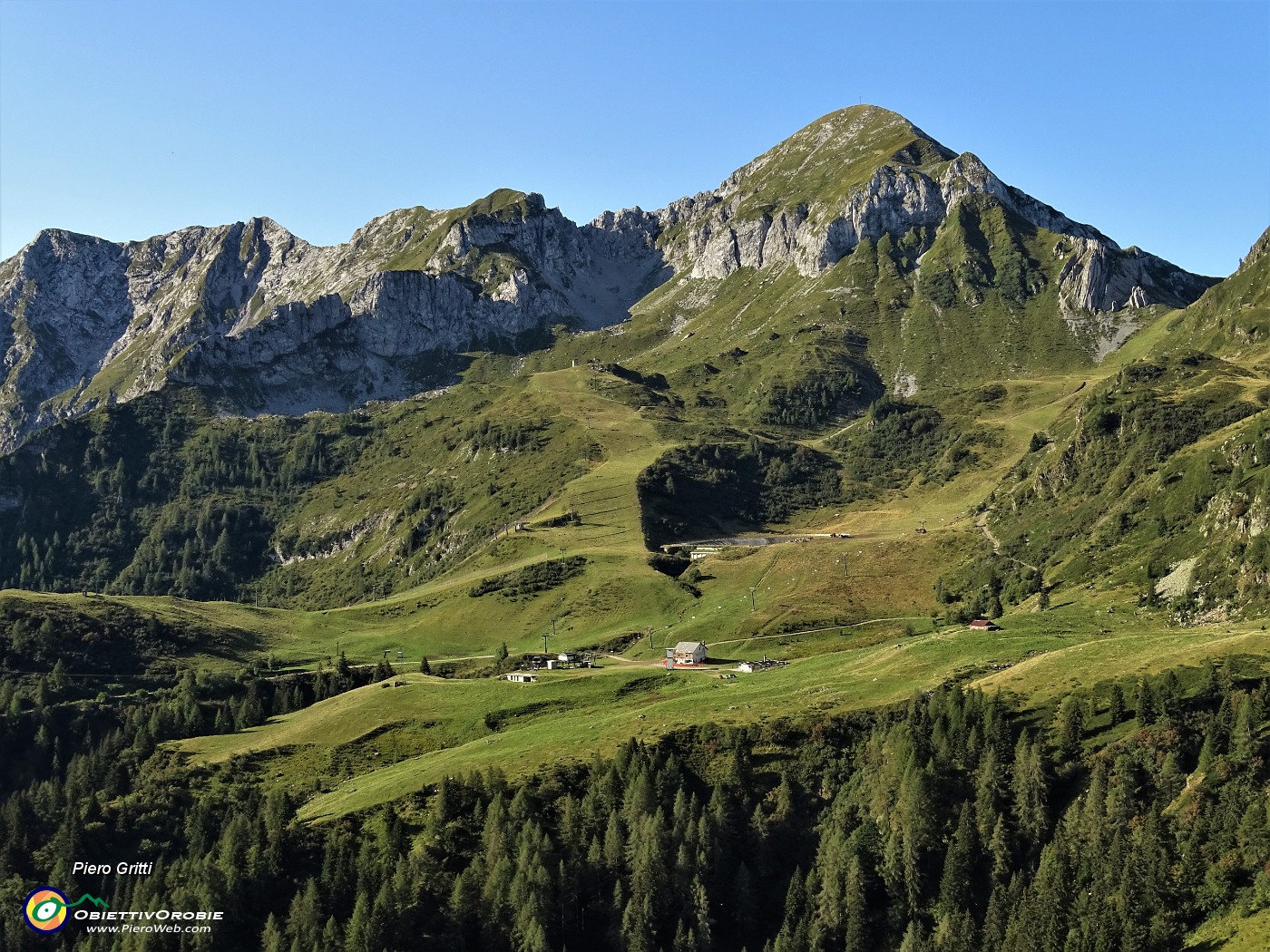 18 Bella vista verso la conca della Baita del Camoscio sovrastato dal Monte Cavallo.JPG